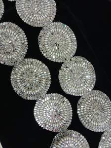 Bordado floral hecho a medida en cinco formas de color en diseños de flores étnicas para diversos fines en diferentes tamaños para su reventa. - Product Image 2