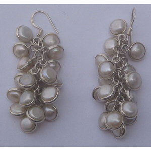 Pendientes de Plata con Perlas Blancas, Elegantes Anillos para la Oreja - Product Image 1