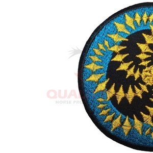 Insignes et patchs brodés élégants sur mesure Service OEM ODM insignes de broderie complets de logo personnalisé faits à la main - Product Image 3