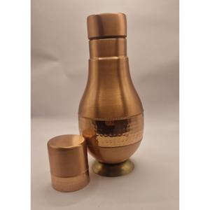 Carafe en cuivre robuste avec couvercle à paille, design classique, grande capacité, écologique, incroyable récipient héritage pour la maison et l'extérieur - Product Image 1