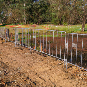 Barreras Temporales de Acero para Control de Multitudes con Patas Ajustables, Barrera de Control de Multitudes de 2 m - Product Image 1