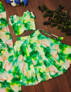 Conjunto de Lehenga Choli Largo con Estampado Digital Verde de Lujo Moderno de Shoryam Fashion |   Vestidos de Fiesta para Niñas de Diseñador |   Secado Rápido - Product Image 1