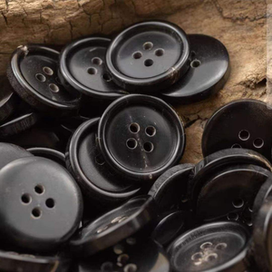 Noshahi Botones de cuerno de búfalo para hombres y mujeres Estilo plano redondo con decoración de cuentas | Hecho en India - Product Image 1