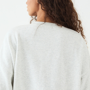 Sweat-shirt pour femme avec logo personnalisé, manches longues, design à revers côtelés, tissu douillet en polaire, col rond pour plus de confort - Product Image 5