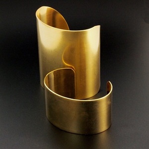 Bracelet de manchette de haute qualité pour femmes Bracelet élégant en laiton en métal fait à la main pour la vente en gros de l'Inde moderne - Product Image 5