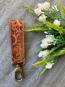 Nouveau porte-clés en cuir usiné à la main porte-clés en cuir occidental plume porte-clés en cuir peint à la main porte-clés personnalisé porte-clés Cowgirl - Product Image 4
