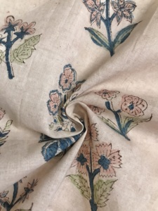 Tela de Algodón Estampada a Mano con Base Natural, con Diseño Floral Pastel Buti, Textil Tradicional Indio - Product Image 3