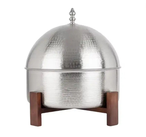 Marmite de luxe en métal plaqué or avec support en bois Casserole de designer de forme ronde pour les repas de luxe et le réchauffement des aliments à son meilleur - Product Image 3