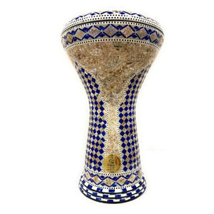 Darbuka Doumbek Gawharet El Fan de 17.5 pulgadas, tambor folclórico hecho a mano con incrustaciones de aluminio y nácar - Product Image 1