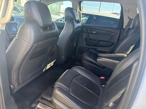 SUV Crossover Traverse 2LT AWD 2017 USADO EN BUEN ESTADO, Transmisión Automática de 6 Velocidades, 281 HP, Motor V6 de 3.6L, Gasolina, Color Blanco - Product Image 3