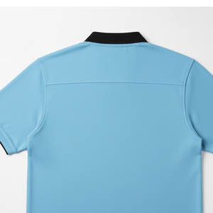 Polo con Estampado Geométrico Elegante con Tecnología de Gestión de la Humedad y Tejido Antibolitas para una Apariencia Moderna y Elegante - Product Image 5