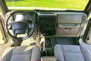 2024 X 4x4 Volante a la Izquierda Asientos de Cuero Sin Reserva Transmisión Manual de 5 Velocidades Motor de 6 Cilindros y 4.0 Litros Trasero Mayormente sin Modificaciones - Product Image 2