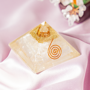 Pyramide de guérison en sélénite naturelle premium avec pointe de cristal pour la méditation et la décoration - Product Image 3