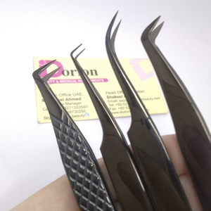 Pinzas de pestañas de Plasma negras Pinzas de extensión de pestañas de volumen curvo con punta de fibra de logotipo privado de acero inoxidable en Pakistán - Product Image 1