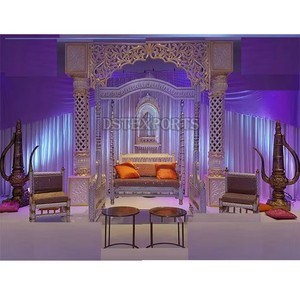 Configuración de escenario Maharani musulmán Mehndi, configuración de escenario de Mehndi de fibra moderna con estilo, diseño de decoración de escenario Sangeet de boda profesional - Product Image 1