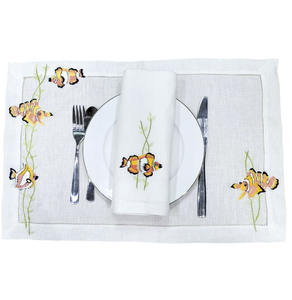 Vente en gros sur mesure Set de table et serviette de table poissons jaunes mignons brodés avec tapis ajouré en lin blanc Accueil Restaurant Événements - Product Image 1