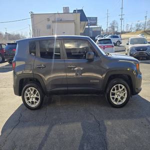 Jeep Renegade Latitude 2023 en bon état - Product Image 3