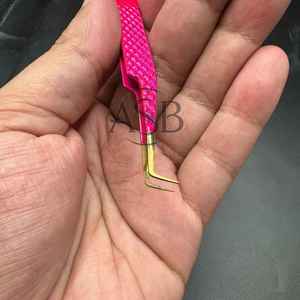 Pince à épiler d'extension de cils à pointe dépoussiérée en diamant en acier inoxydable durable Logo personnalisé Pince à épiler à volume pointu à 90 degrés - Product Image 2