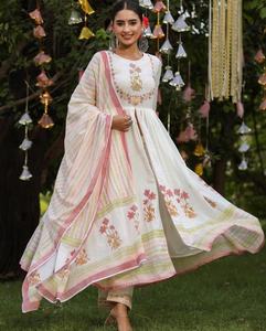 Blanco Anarkali Simple y de tendencia Georgette Full Flair y traje de pantalón de manga y Dupatta Beautiful Color Casual Wear - Product Image 5