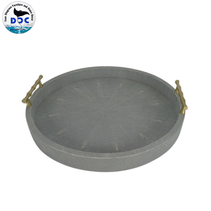 Lot de 2 plateaux décoratifs ronds gris en fausse résine avec poignées argentées - Product Image 4