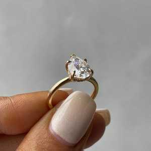 Anillo de Compromiso con Halo Oculto de Diamantes Cultivados en Laboratorio de 2.30 Quilates, Certificado IGI en Oro Amarillo, Impresionantes Anillos de Diamantes - Product Image 6