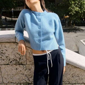 Pull cardigan d'hiver confortable pour femme avec logo sur le devant, en coton doux, couleur unie - Product Image 5