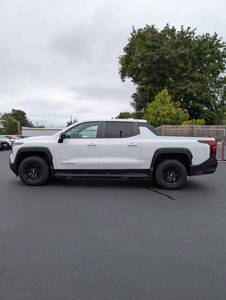 Chevrolet Silverado EV AWD Work Truck 4 portes, cabine double, 5,9 pieds de long, 4 roues motrices, modèle 2017 à 2024, occasion, bon état, à vendre. - Product Image 4