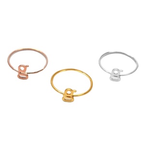 Alfabeto minimalista Anillo ajustable chapado en oro sólido para mujer al por mayor - Product Image 1