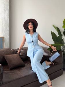 Ensemble de costume sans manches bleu clair pour femme avec détails boutonnés, pantalon long et gilet de couleur unie, élégant, pour l'été - Product Image 4