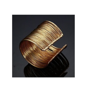 Hermoso Brazalete de Latón Estilo Artesanal, Anillo de Puño, Bañado en Oro, Pieza Duradera para Mujer, Atuendos para Celebraciones de Boda - Product Image 1