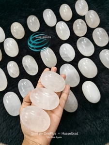 Pierre de cristal de quartz clair naturel polie Lingam, Shiva Lingam, pierre précieuse de guérison et de méditation, décoration spirituelle, cadeau pour collectionneur - Product Image 4