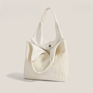 Sac fourre-tout en toile imperméable élégant et de grande capacité avec fermeture à glissière pour les voyages, la natation et le camping Fabriqué au Vietnam - Product Image 3