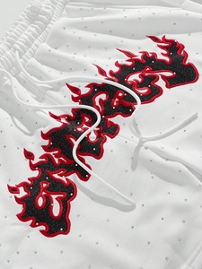 กางเกงขาสั้นผู้ชายผ้าฝ้าย 100% สไตล์ลำลอง ฟอกสีแบบแอซิดวอช ประดับคริสตัล แต่งยับย่น สีซีดแบบซันเฟด ดีไซน์แฟชั่นสั่งทำพิเศษ ขายส่ง - Product Image 5