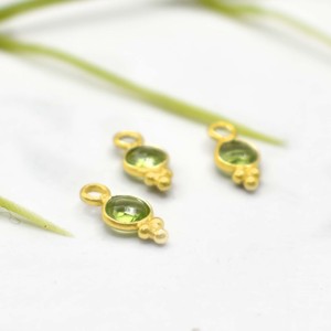 Pendentif en quartz péridot serti, fait à la main, plaqué or, petit charme rond facetté, cadeau pour l'amour, vendu à l'unité - Product Image 3