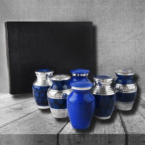 Pequeñas Urnas de Cremación para Cenizas Humanas | Juego de 6-3 Pulgadas Cúbicas Mini Recuerdo Azul y Plateado con Estuche de Terciopelo - Product Image 2