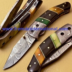 Cuchillo plegable de acero de Damasco y refuerzo grabado en latón Cuchillo plegable de bolsillo hecho a mano - Product Image 5