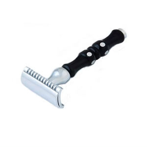 Compre maquinilla de afeitar de buena calidad con mango de latón disponible a un precio razonable - Product Image 1