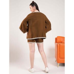 Conjunto Coordinado de Rayón Color Oliva para Mujer DEEBACO, Blusa con Mangas Acampanadas y Abertura Frontal, Shorts con Bordado de Encaje, Estilo Casual Occidental para Verano - Product Image 5