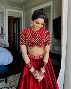 Dernière tenue de créateur à feuilles persistantes en velours de qualité supérieure Lehenga Choli & Dupatta avec broderie à séquences de cordons lourds à vendre - Product Image 2