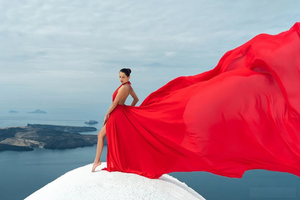 Vestido largo de satén con cuello Halter personalizado para sesión de fotos voladora para mujer, fluido y elegante para fiestas de verano inspiradas en Santorini - Product Image 2