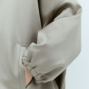 Chaqueta de satén ligera para mujer de tendencia superior con logotipo personalizado Fabricación profesional Diseño universitario transpirable para mujer - Product Image 5