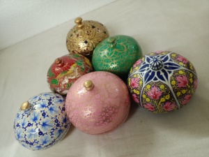 Pastillero Mache de 2 piezas de papel multicolor hecho a medida para decoración del hogar para reventa en tiendas - Product Image 2