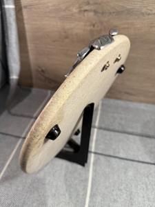 Planche à découper ronde élégante en marbre crème, motif raisins, idéale pour servir en cuisine et pour les occasions spéciales, en provenance d'Inde - Product Image 5