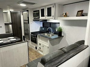 Caravane de voyage économique Trail Runner pour 6 personnes, légère, en aluminium, moderne, avec auvent et éclairage LED bleu - Product Image 6