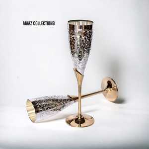 Vente en gros de flûtes à champagne personnalisées gravées à la main en laiton plaqué argent, lot de 2 cadeaux de mariage parfaits, de la Saint-Valentin et de Noël" - Product Image 1