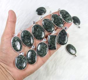 จี้พลอยเซราฟิไนต์สีเขียวธรรมชาติขัดเงาเรียบชุดเครื่องประดับจี้สำหรับขายปลีก - Product Image 1