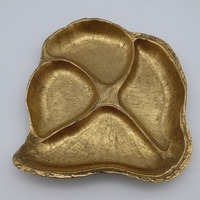 Servidor de fruta seca de lujo de vidrio de aluminio hecho a mano con tres compartimentos acabado dorado brillante diseñado para una cena elegante
