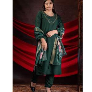 Elégant ensemble Roman Kurti en viscose avec broderie à la main Floral Dupatta et pantalon assorti pour tenue festive et décontractée - Product Image 1