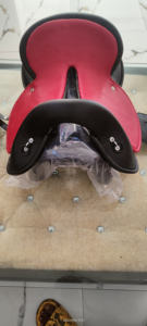 Silla de montar profesional sintética estilo inglés para entrenamiento, con doble banda abdominal y estructura de madera/plástico, para resistencia. - Product Image 3