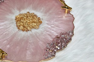 Plateau en résine florale rose et blanche avec poignées dorées et détails en pierre Parfait pour les coiffeuses et les présentoirs indiens - Product Image 4